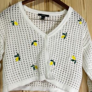Forever 21. Women’s size small. Knitted style sweater with lemon designs. 🍋